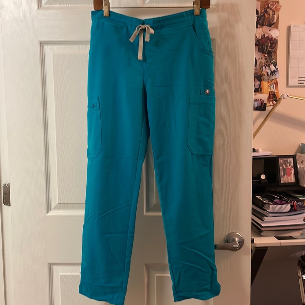 Yola Figs scrub pants in a size petite small in the color teal! Gently used!